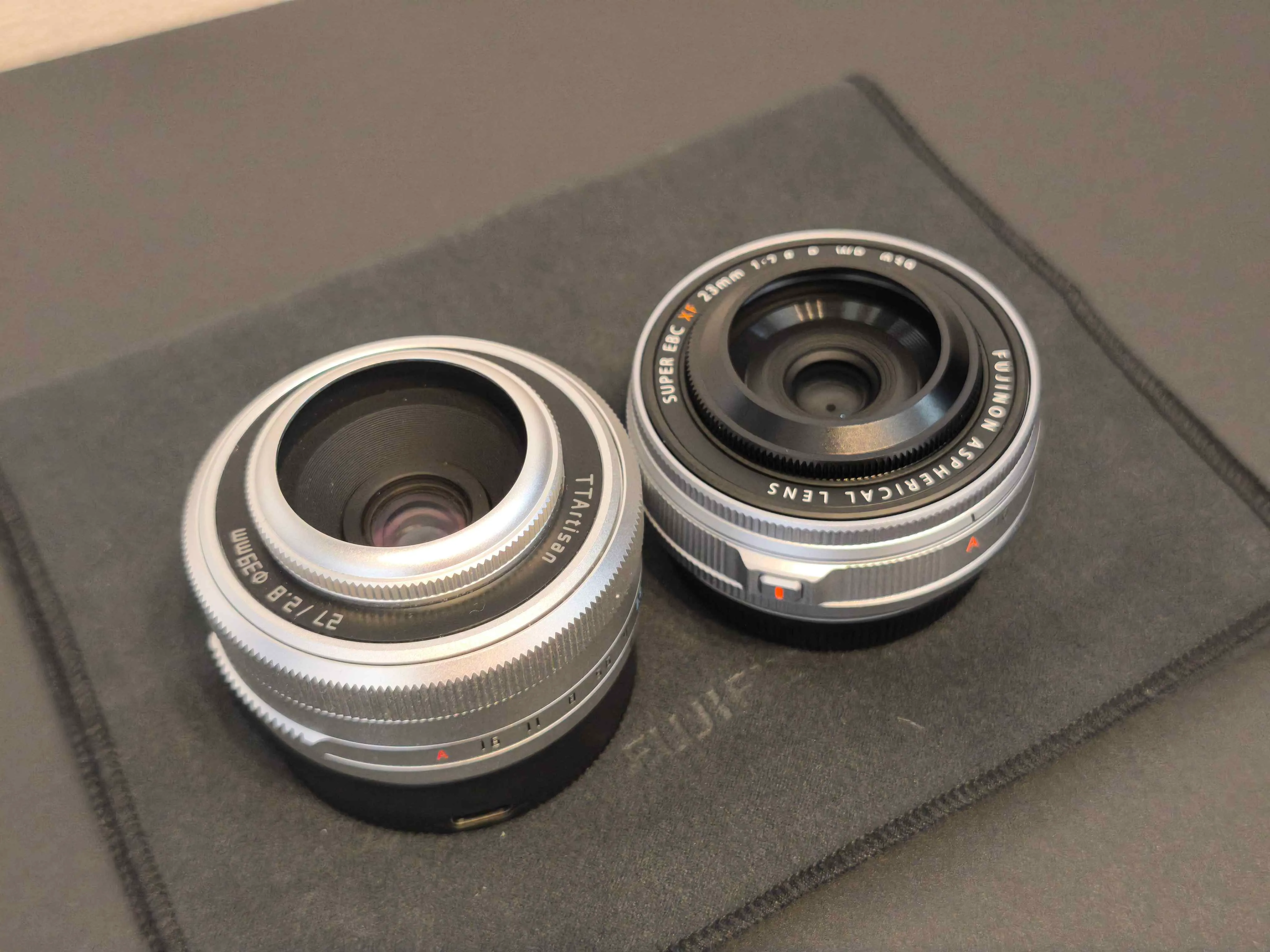 TTArtisan 27mm F2.8とFUJINON XF23mmF2.8 R WRを上から比較
