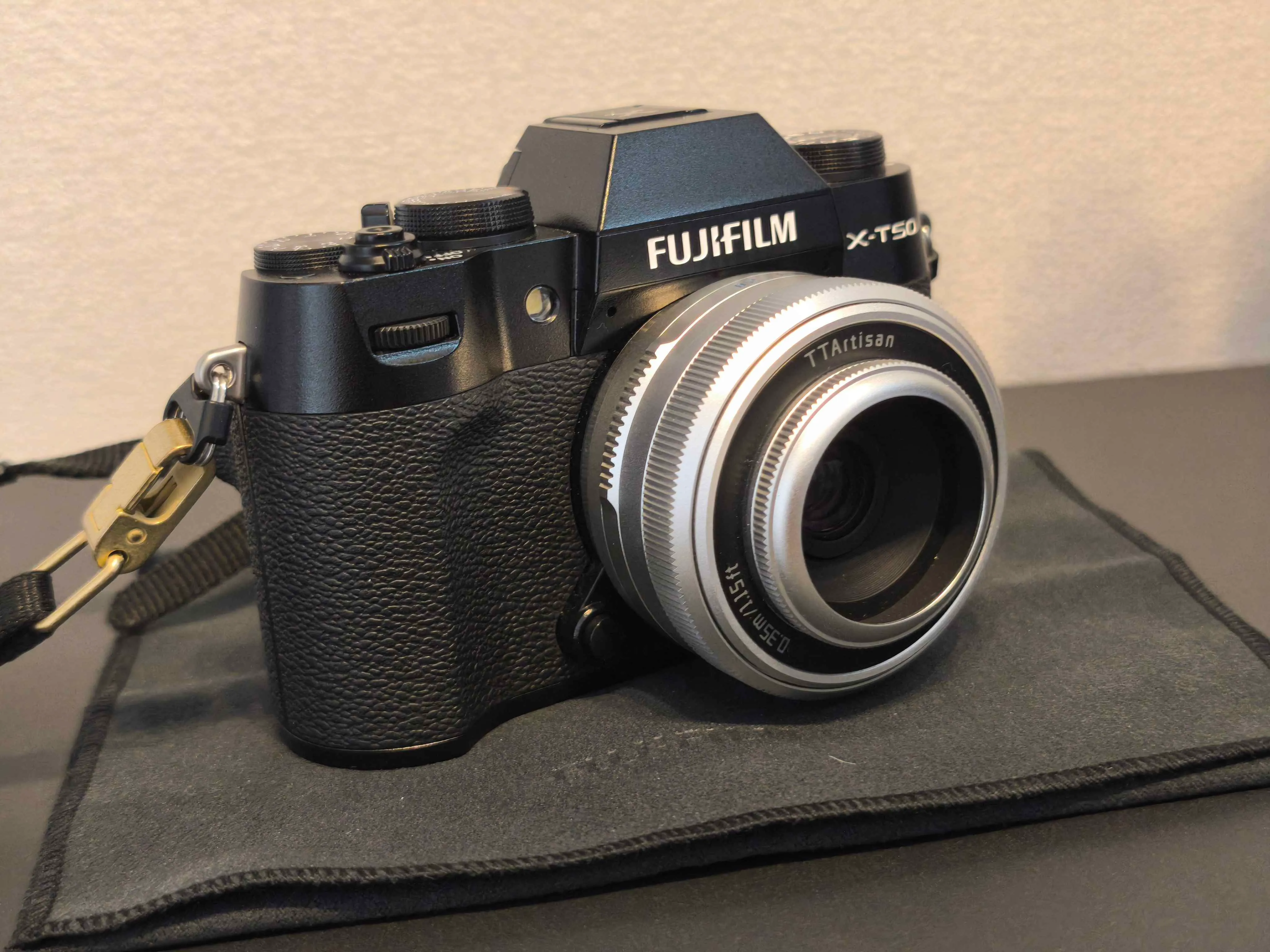 TTArtisan 27mm F2.8を装着したFUJIFILM X-T50