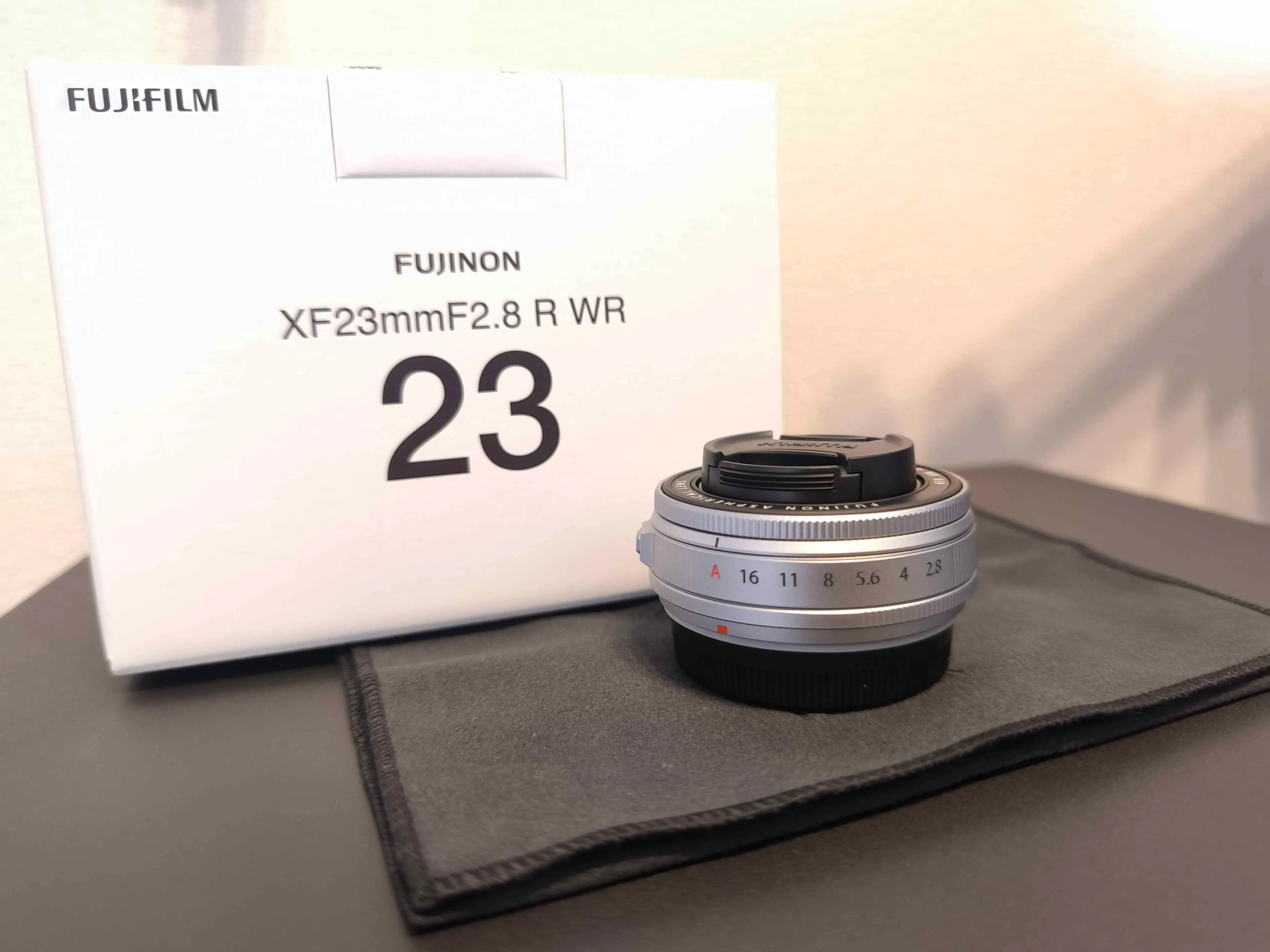 FUJINON XF23mmF2.8 R WRの箱とレンズ